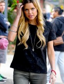 Sophie-Monk-Visitng-the-Oasis-Youth-Support-for-The-Salvation-Army-in-Surry-Hills-4