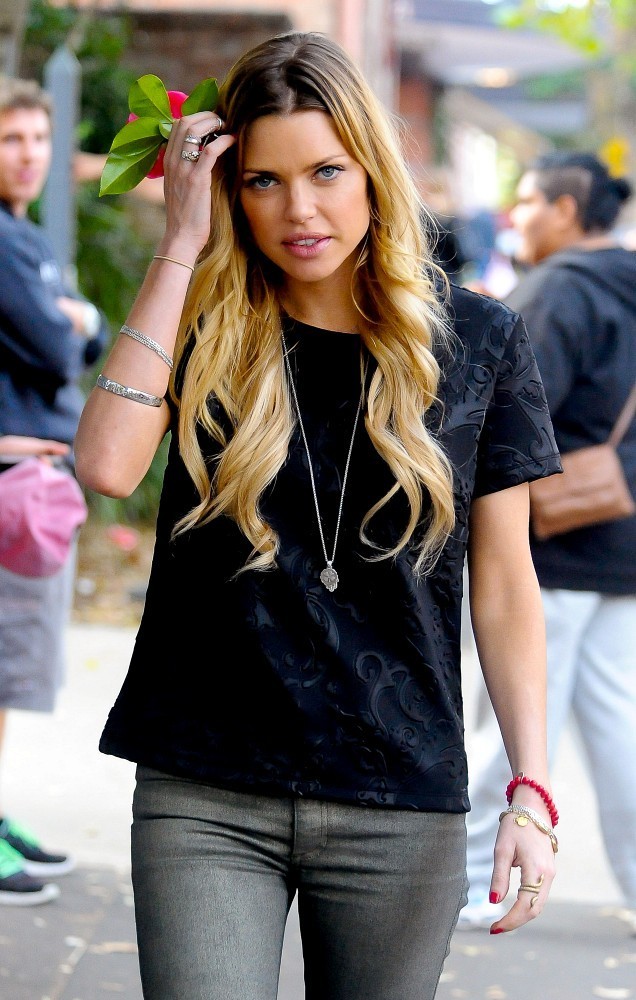 Sophie-Monk-Visitng-the-Oasis-Youth-Support-for-The-Salvation-Army-in-Surry-Hills-4