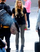Sophie-Monk-Visitng-the-Oasis-Youth-Support-for-The-Salvation-Army-in-Surry-Hills-8
