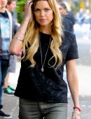 Sophie-Monk-Visitng-the-Oasis-Youth-Support-for-The-Salvation-Army-in-Surry-Hills-9