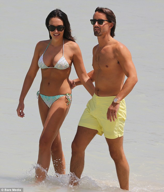 Tamara-Ecclestone-in-Bikini-on-the-Beach-in-Dubai-3