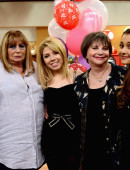 Ariana-Grande-and-Jennette-McCurdy-on-the-Set-of-Sam-&-Cat-in-LA-1