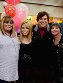 Ariana-Grande-and-Jennette-McCurdy-on-the-Set-of-Sam-&-Cat-in-LA-2