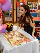 Ariana-Grande-and-Jennette-McCurdy-on-the-Set-of-Sam-&-Cat-in-LA-6