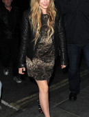 Avril-Lavigne-Leggy-Outside-Nobu-in-London-4