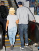 Christina-Aguilera-Booty-in-Jeans-at-LAX-Airport-1