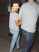 Christina-Aguilera-Booty-in-Jeans-at-LAX-Airport-3