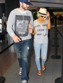 Christina-Aguilera-Booty-in-Jeans-at-LAX-Airport-4