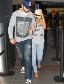 Christina-Aguilera-Booty-in-Jeans-at-LAX-Airport-5