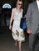 Dakota-Fanning-at-LAX-Airport-2