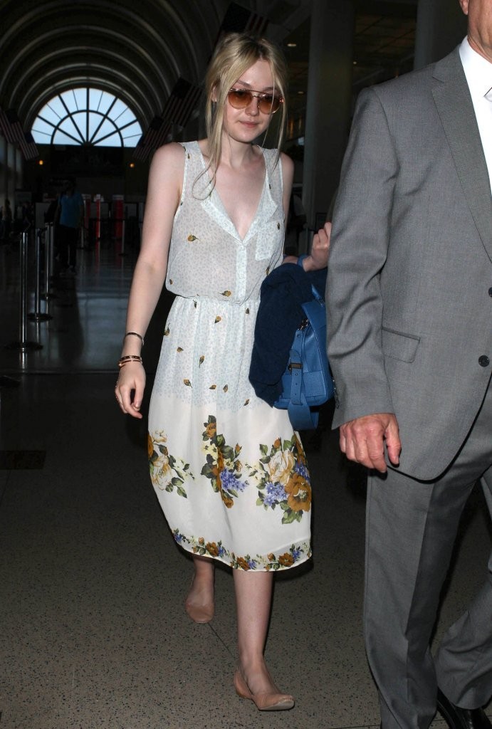 Dakota-Fanning-at-LAX-Airport-2
