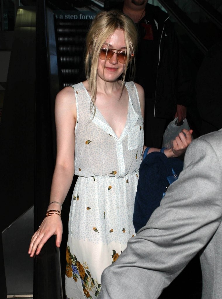 Dakota-Fanning-at-LAX-Airport-3