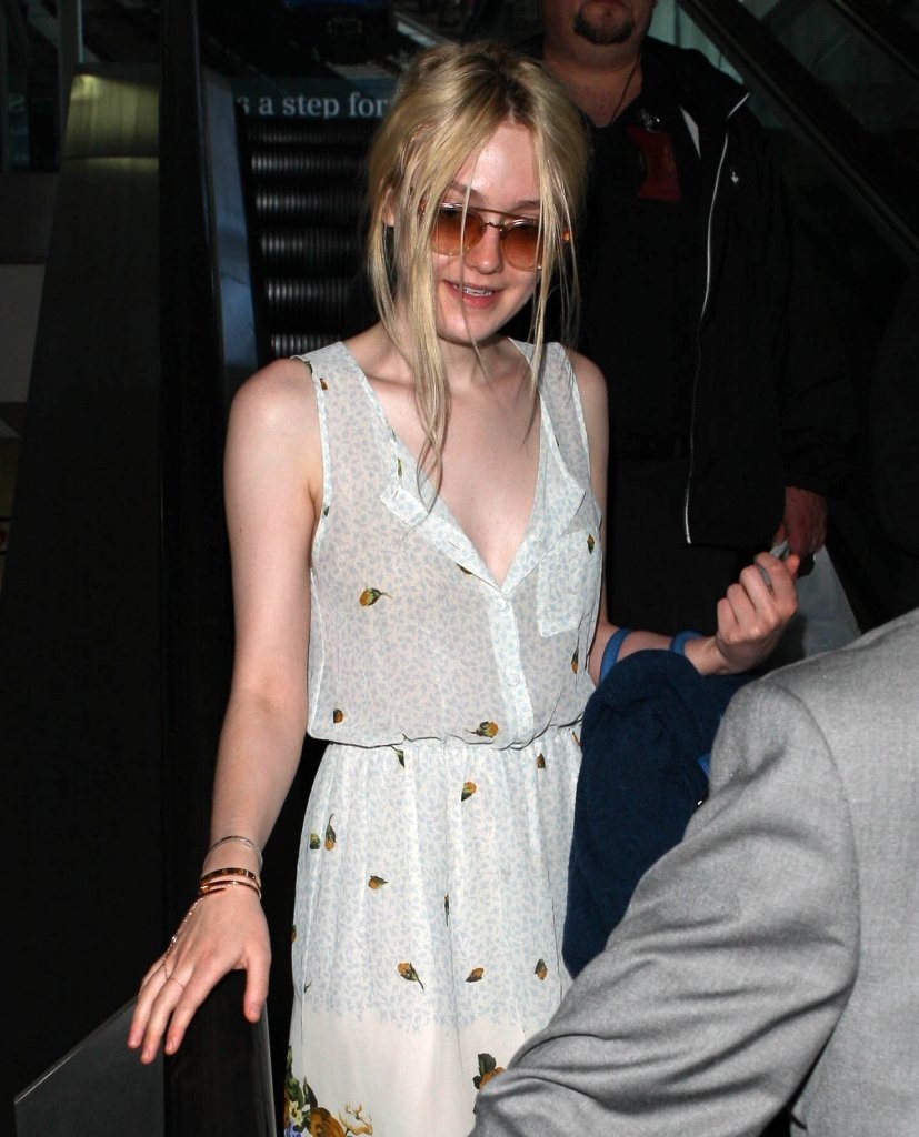Dakota-Fanning-at-LAX-Airport-6