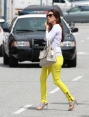 Eva-Longoria-Ass-in-Tight-Yellow-Jeans-in-LA-14