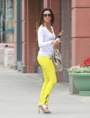 Eva-Longoria-Ass-in-Tight-Yellow-Jeans-in-LA-20