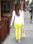 Eva-Longoria-Ass-in-Tight-Yellow-Jeans-in-LA-6
