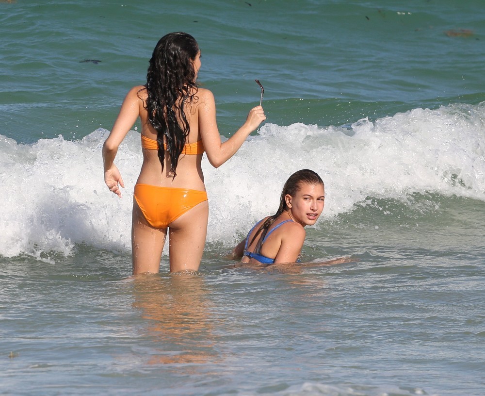 Hailey-Baldwin-in-Bikini-in-Miami-1