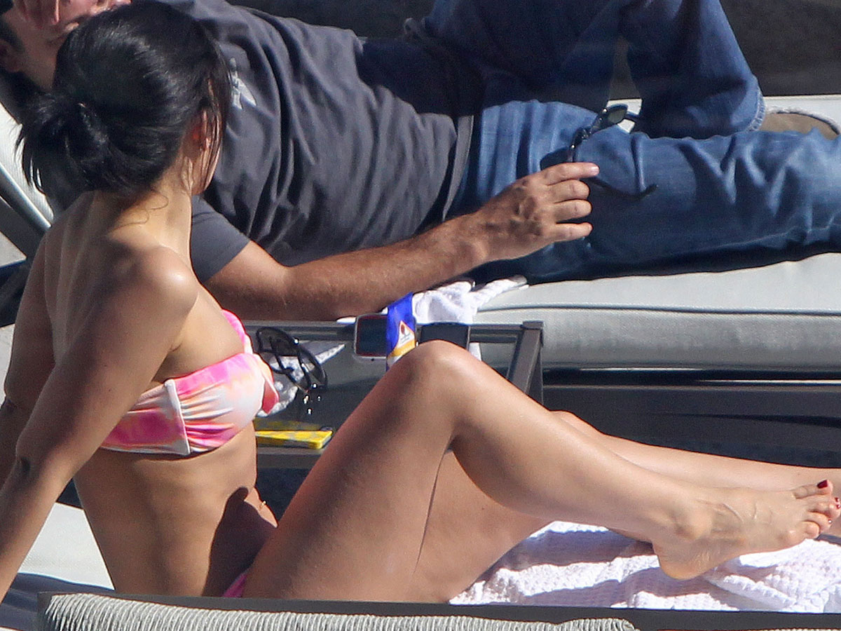 Hilaria-Baldwin-in-Bikini-10
