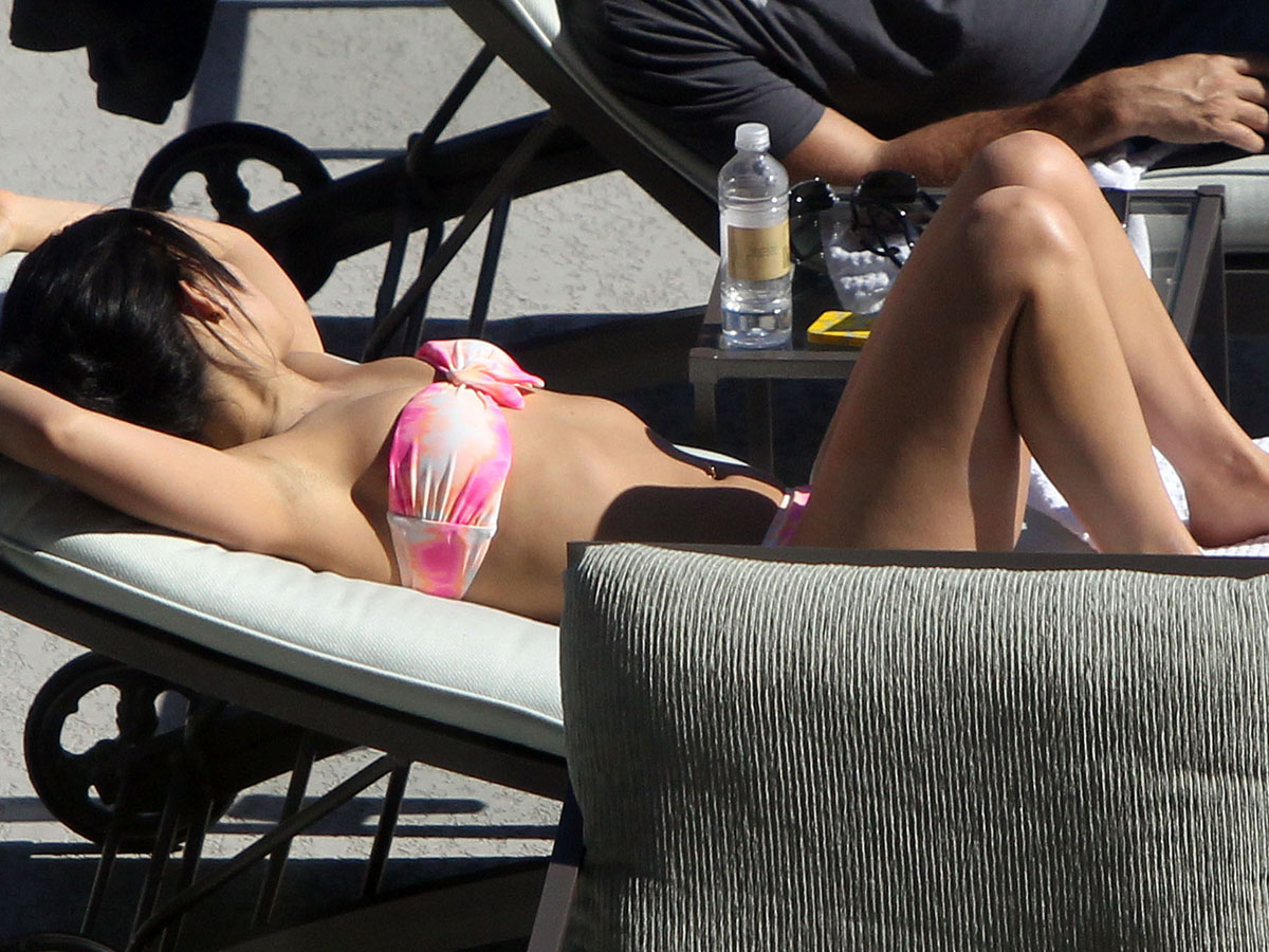 Hilaria-Baldwin-in-Bikini-3