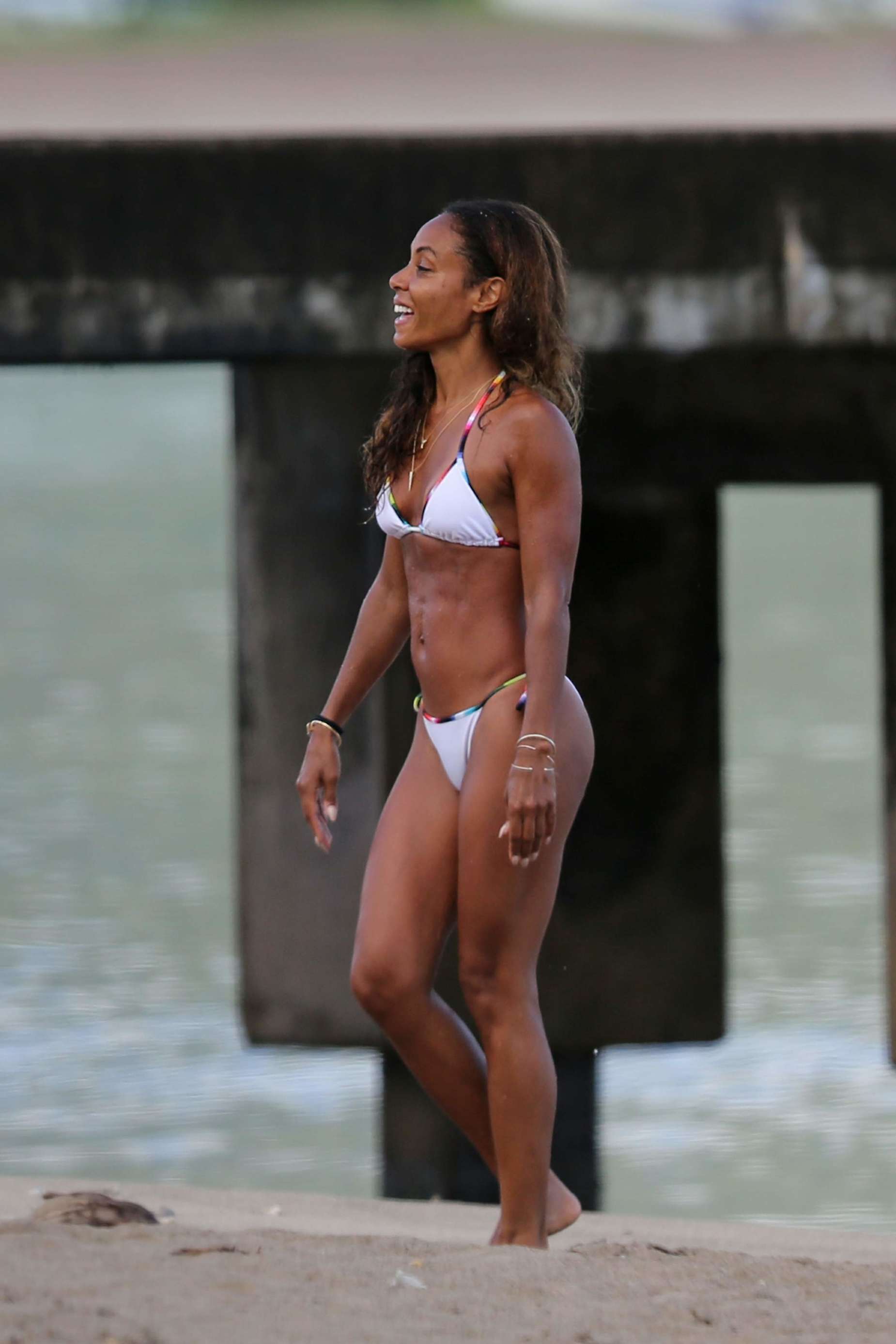 Jada-Pinkett-Smith-in-White-Bikini-in-Hawaii-5