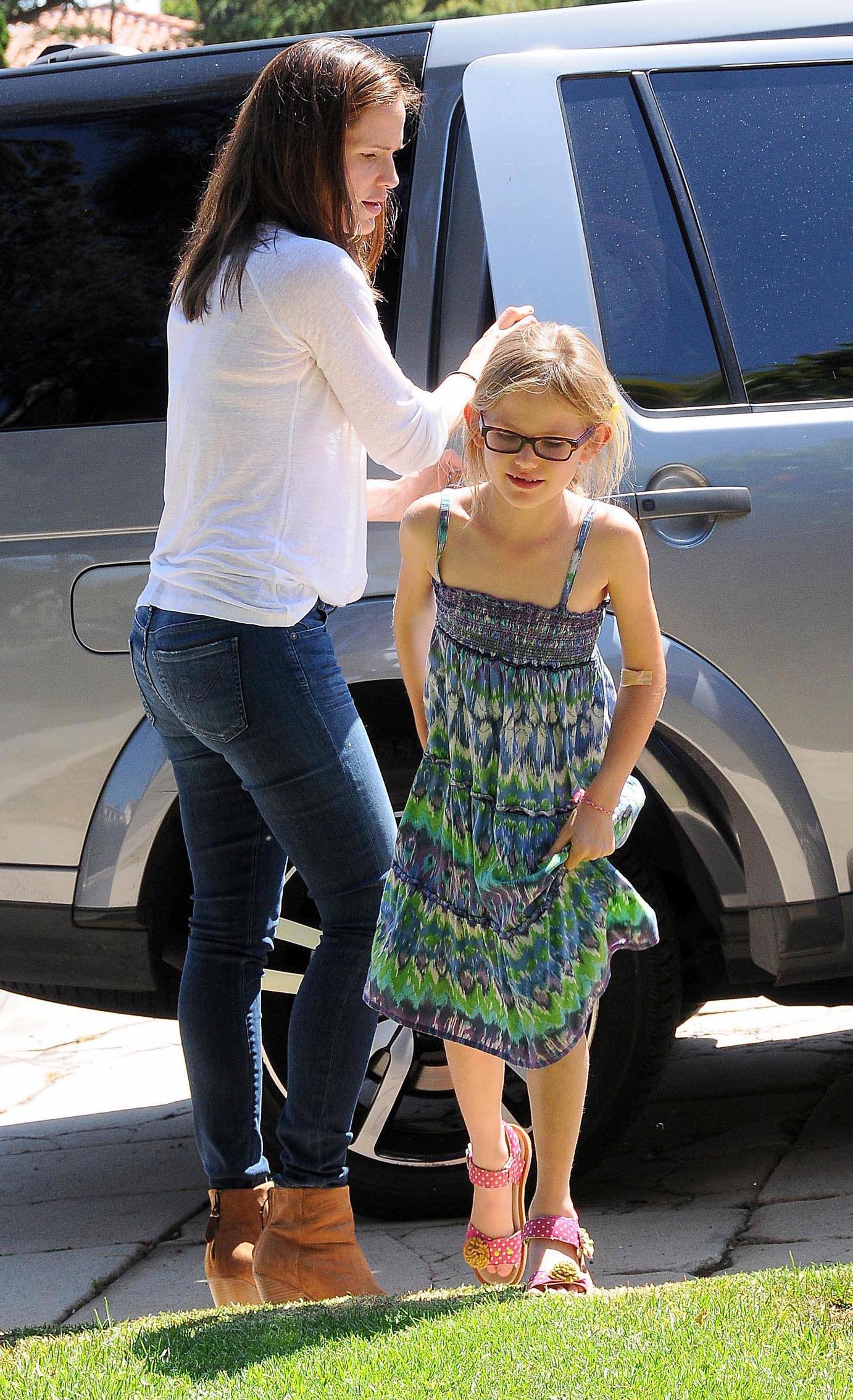 Jennifer-Garner-Ass-in-Tight-Jeans-in-Los-Angeles-2