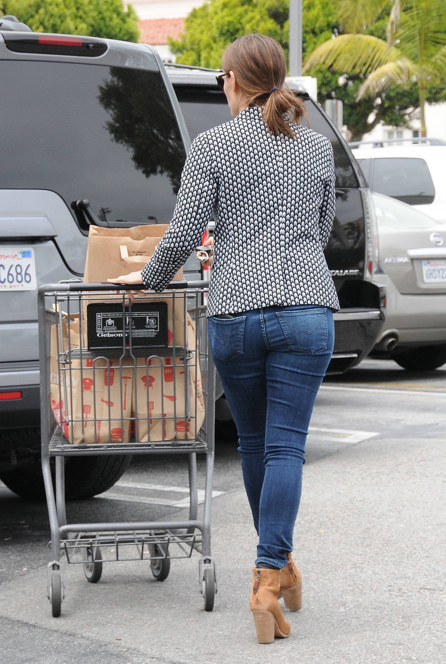 Jennifer-Garner-Ass-in-Tight-Jeans-in-Los-Angeles-6