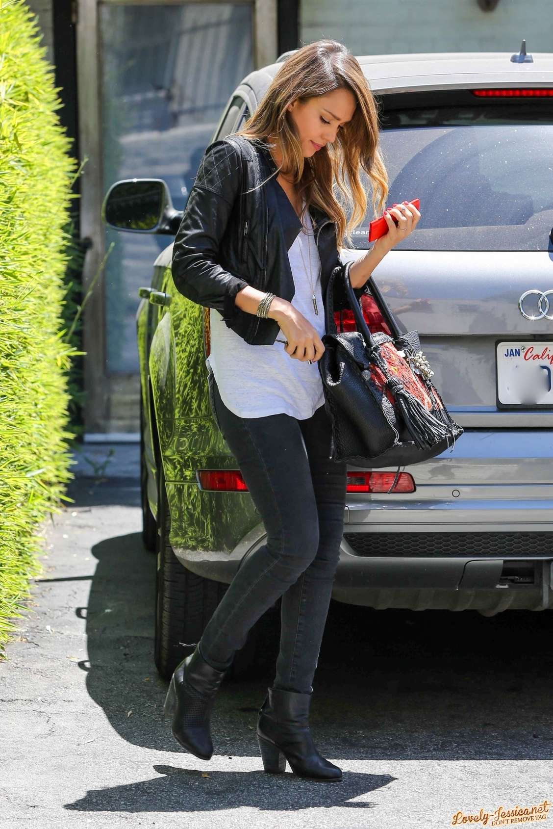 Jessica-Alba-arriving-at-the-gym-in-West-Hollywood-13