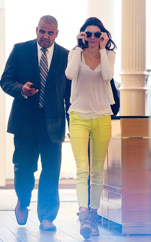 Kendall-Jenner-Out-and-About-Shopping-in-NYC-5