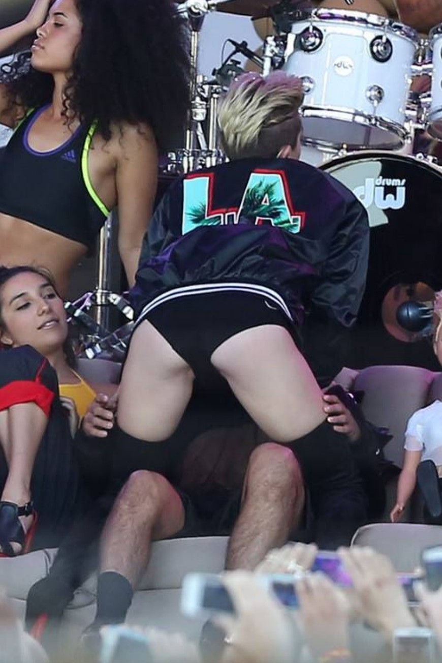 Miley-Cyrus-Performs-at-Jimmy-Kimmel-Live-in-Los-Angeles-10
