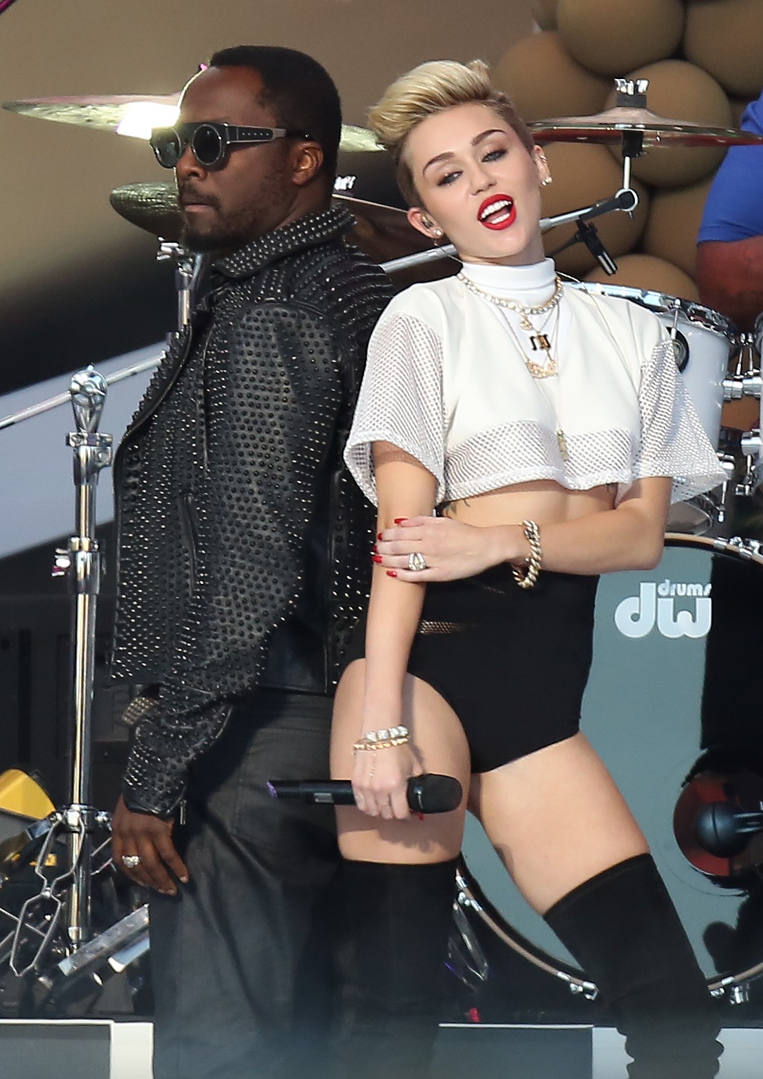 Miley-Cyrus-Performs-at-Jimmy-Kimmel-Live-in-Los-Angeles-2