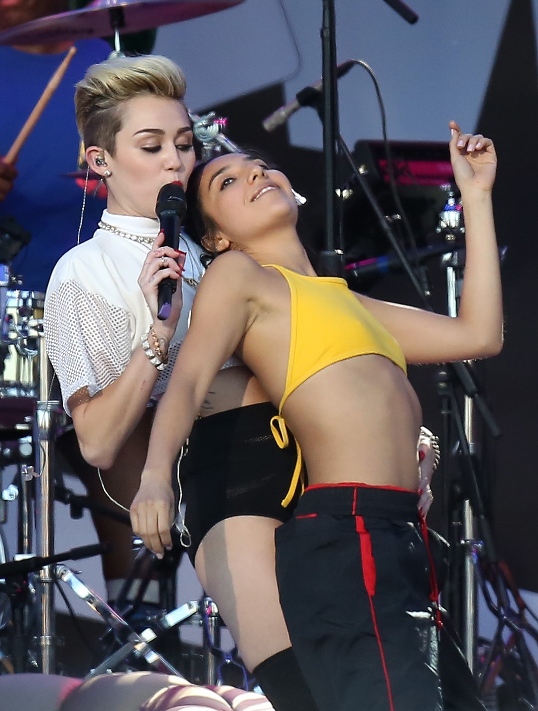Miley-Cyrus-Performs-at-Jimmy-Kimmel-Live-in-Los-Angeles-3