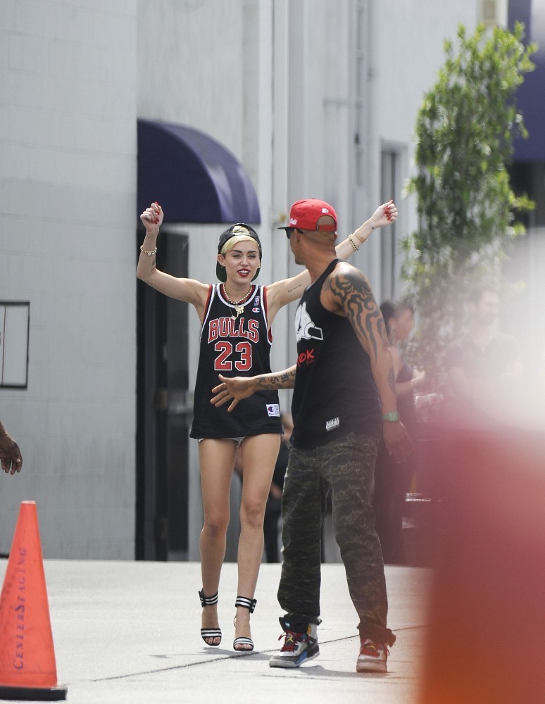 Miley-Cyrus-at-the-CenterStaging-Studios-in-LA-1