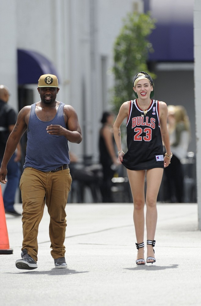 Miley-Cyrus-at-the-CenterStaging-Studios-in-LA-2
