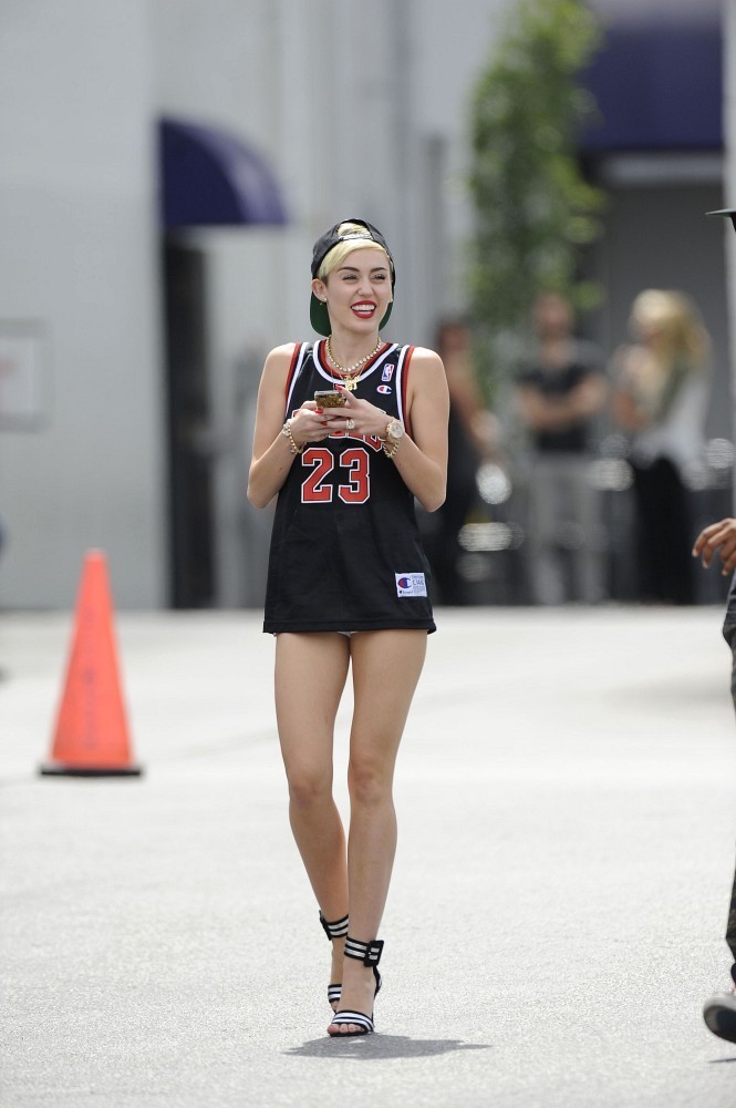 Miley-Cyrus-at-the-CenterStaging-Studios-in-LA-3