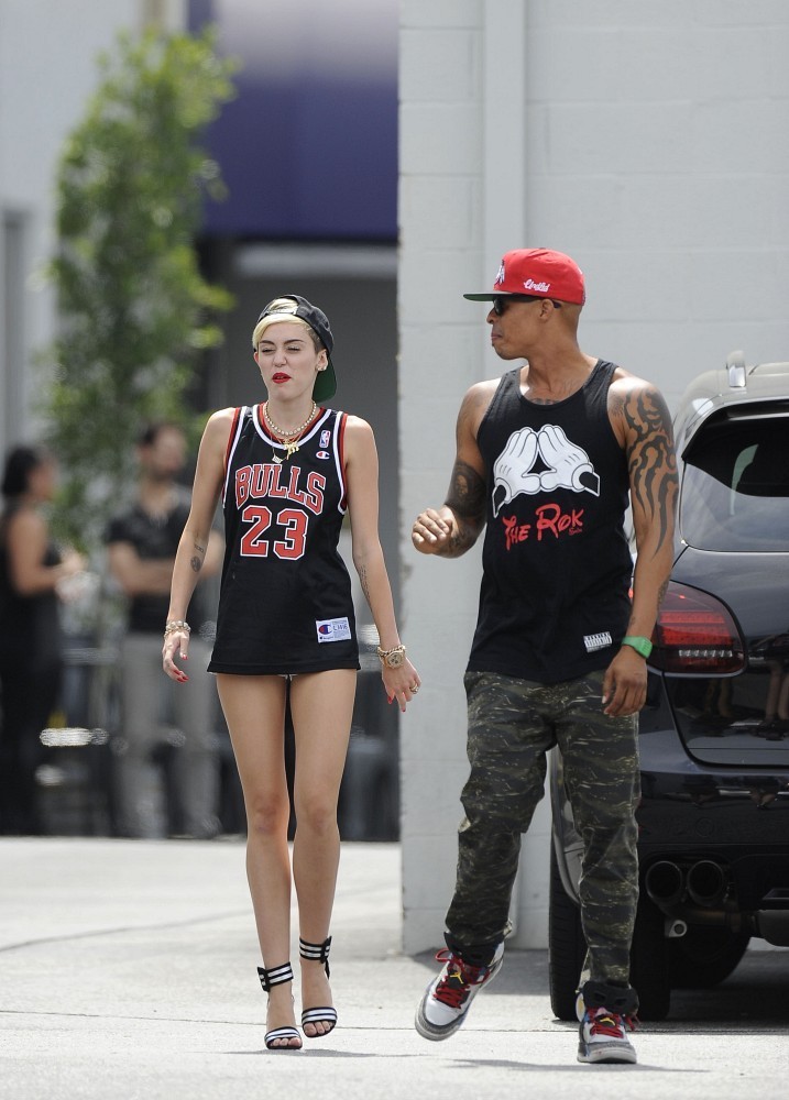 Miley-Cyrus-at-the-CenterStaging-Studios-in-LA-4