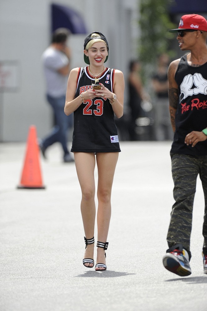 Miley-Cyrus-at-the-CenterStaging-Studios-in-LA-7
