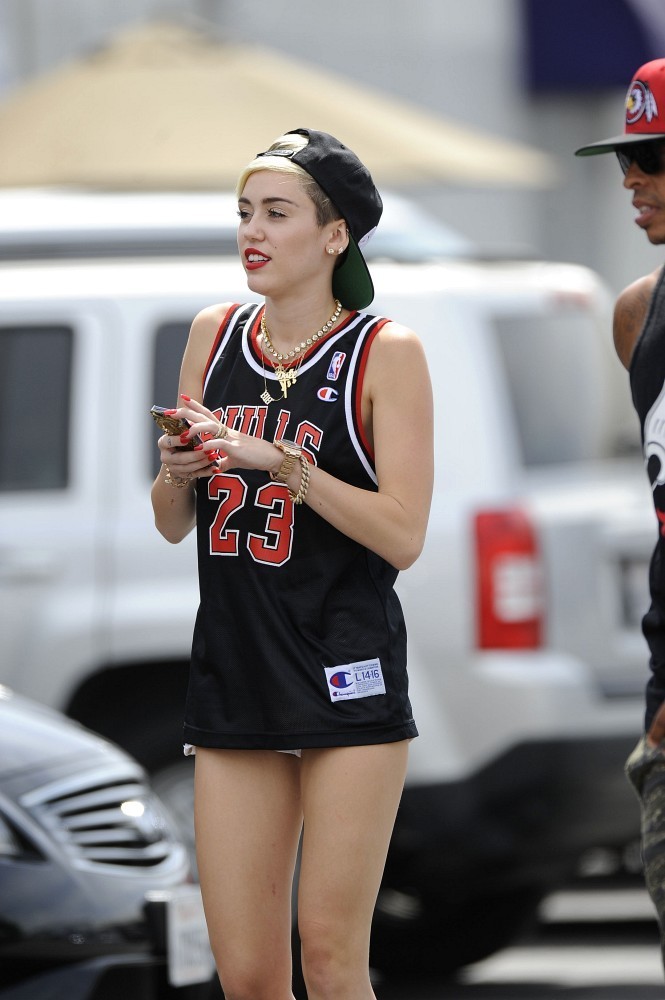 Miley-Cyrus-at-the-CenterStaging-Studios-in-LA-9