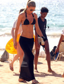 Paige-Butcher-in-Black-Bikini-in-Maui-12