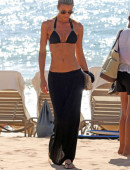 Paige-Butcher-in-Black-Bikini-in-Maui-4