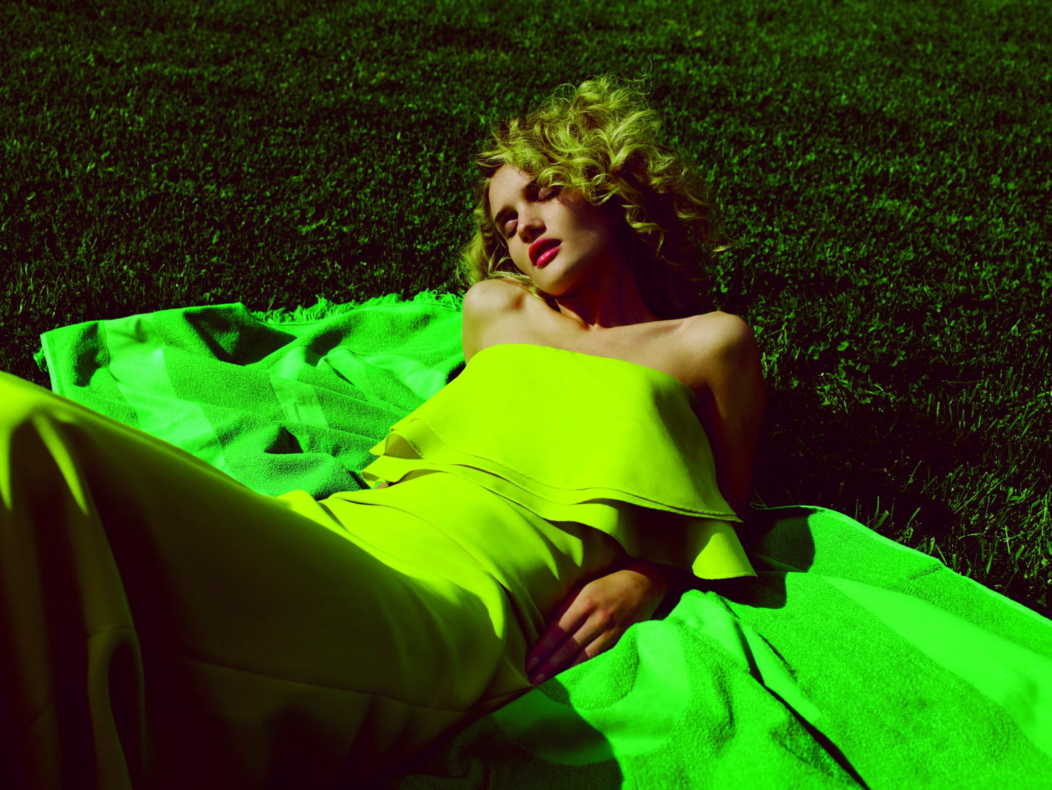 Rosie-Huntington-Whiteley-Muse-Magazine-Photoshoot-Summer-2013-11