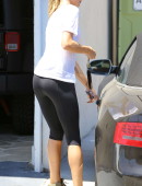 Rosie-Huntington-Whiteley-in-tights-leaving-gym-13