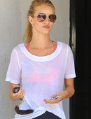 Rosie-Huntington-Whiteley-in-tights-leaving-gym-2