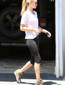 Rosie-Huntington-Whiteley-in-tights-leaving-gym-3