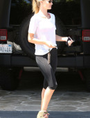 Rosie-Huntington-Whiteley-in-tights-leaving-gym-6
