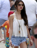 Selena-Gomez-Out-and-About-in-Malibu-7