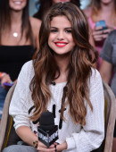 Selena Gomez Co-Hosts New
