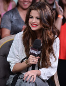 Selena Gomez Co-Hosts New