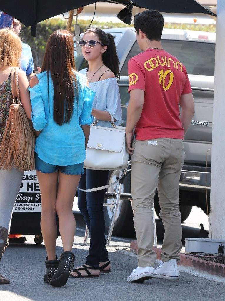 Selena-Gomez-in-jeans-at-Kabuki-in-Hollywood-8