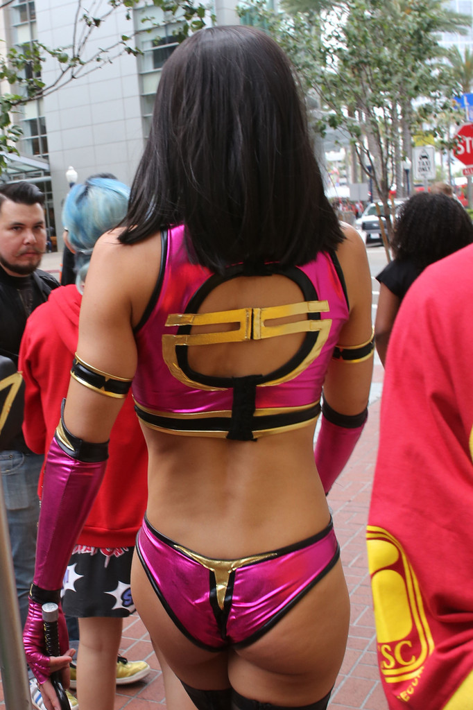 Adrianne-Curry-Mortal-Combat-Costume-10