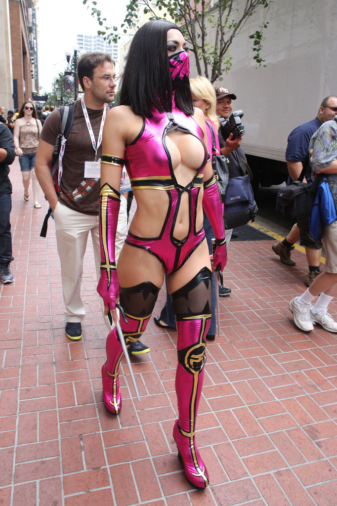 Adrianne-Curry-Mortal-Combat-Costume-2